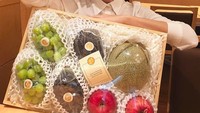 Matt mendapat bingkisan istimewa ini. Ada buah-buahan berkualitas seperti melon, apel, hingga anggur! Foto: Instagram @mattperanee