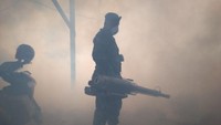 Salah satu prajurit berada di tengah kabut hasil fogging.