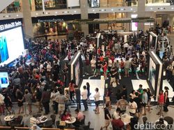 Penampakan Antrean Panjang Pembeli Huawei Mate 20