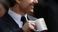 Sudah menjadi aktor sejak tahun 1981, Thomas Cruise Mapother IV atau Tom Cruise punya wajah yang tampan dan akting yang handal. Dia juga gemar dengan secangkir kopi. Foto: Istimewa