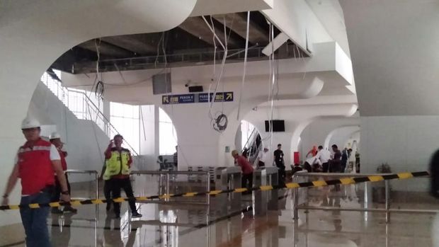 Atap Stasiun LRT Palembang Ambrol Diguyur Hujan dan Angin