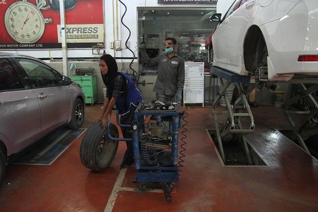 Uzma kini bekerja di dealership Toyoto setelah lulus dari pendidikannya. Tampaknya wanita berhijab itu cukup lihai dalam pekerjaannya. Setahun setelah mulai bekerja di sana, ia promosikan untuk naik posisi untuk pekerjaan yang lebih rumit. Foto: AFP