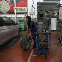 Uzma kini bekerja di dealership Toyoto setelah lulus dari pendidikannya. Tampaknya wanita berhijab itu cukup lihai dalam pekerjaannya. Setahun setelah mulai bekerja di sana, ia promosikan untuk naik posisi untuk pekerjaan yang lebih rumit. Foto: AFP