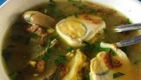 Di Solo juga ada Soto Sulung enak buatan Cak Nan. Kaldunya kecokelatan dilengkapi telor rebus. Sluurp! Foto: Instagram @soloinfo