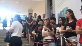 Diwawancari detiKINET, Alle salah satu pembeli yang mengantre mengungkapkan hasil foto dari Huawei Mate 20 pro menjadi alasannya untuk membeli. (Foto: detikINET/Adi Fida Rahman)