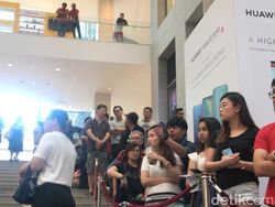 Penampakan Antrean Panjang Pembeli Huawei Mate 20