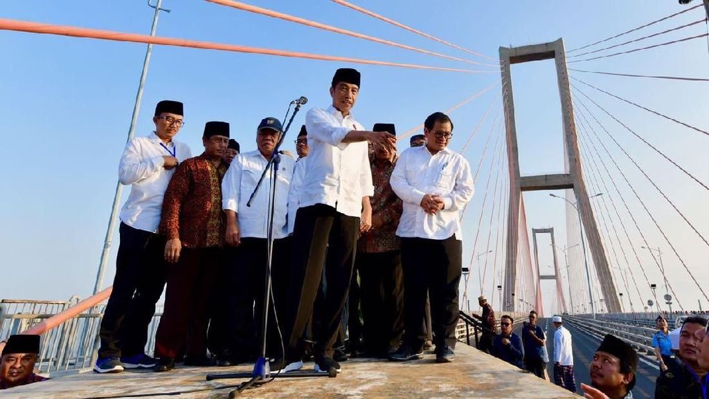 Di Atas Truk, Jokowi Gratiskan Jembatan Suramadu