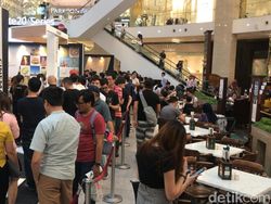 Penampakan Antrean Panjang Pembeli Huawei Mate 20