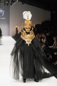 'Wajah' Spektakuler Rinaldy A. Yunardi Tutup Jakarta Fashion Week 2019