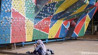 Selain track untuk berlari ada juga wall climbing yang disediakan untuk para komunitas yang membutuhkan spot untuk latihan. (Foto: Annissa WD/detikHealth)