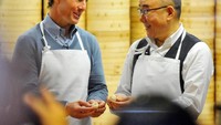 Berkunjung ke Taiwan, Tom berkesempatan untuk belajar membuat dim sum langsung di restoran ternama Din Tai Fung. Ia terlihat bersemangat saat membuat pangsit. Foto: Istimewa