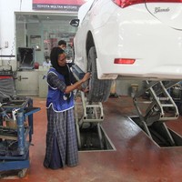 Aku melakukannya sebagai tantangan terhadap segala rintangan dan (karena) sumber keuangan yang kecil dari keluargaku. Ketika mereka melihatku melakukan jenis pekerjaan ini, mereka sangat terkejut, kata Uzma kepada AFP. Foto: AFP