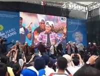 Pakai Topi Putih & Kemeja Kotak, Sri Mulyani Dance Ala Korea