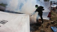 Penyemprotan (fogging) menjadi salah satu bagian dalam proses perataan akibat likuifaksi (Foto: Dok. Mabes TNI)