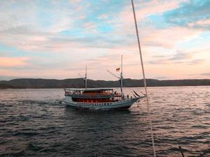 Asyiknya Menjelajahi Labuan Bajo Naik Pinisi Mewah