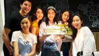 Pose ramai-ramai, Matt merayakan ulang tahun temannya. Cake ulang tahun putih dengan lilin menyemarakkan momen ini. Foto: Instagram @mattperanee
