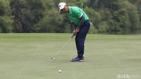 Wakil Menteri Luar Negeri (Wamenlu) Abdurrahman M. Fachir unjuk kebolehan bermain golf.