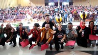 Sekitar 4.000 Rakyat Pekerja dari beberapa Kabupaten di Papua, termasuk Pekerja Pelayan Publik di Pemerintahan yang berstatus Non PNS hadir dalam acara Deklarasi sekaligus Pelantikan relawan Tim Alpha Zona Papua di Gedung Eme Neme Yauware, Kota Timika, Jumat (26/10/2018). Istimewa/Dok. Tim Alpha.