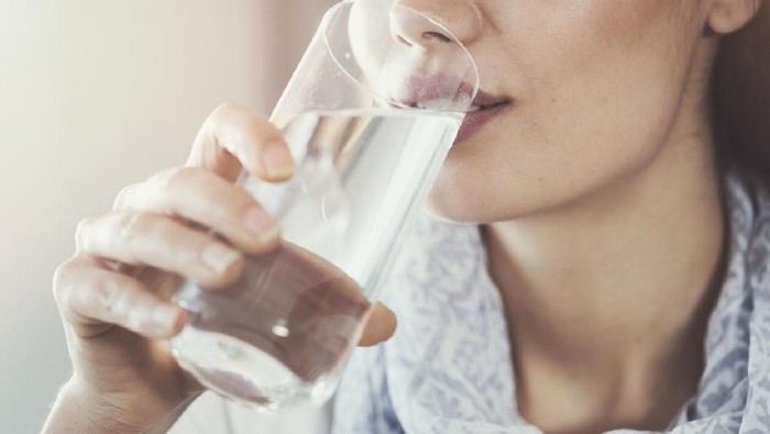 Minum air saat perut kosong memberi banyak manfaat bagi tubuh. (Foto: Istock) Minum air saat perut kosong memberi banyak manfaat bagi tubuh. (Foto: Istock)