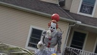 Badut Pennywise dari film IT siap menyambut anak-anak yang melakukan trick or treat nih. Istimewa/Boredpanda.