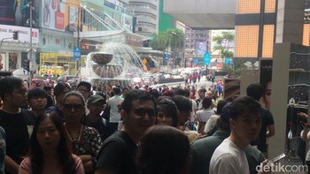 Maka tak heran jika banyak yang rela datang pagi-pagi untuk mendapatkan bonus tersebut salah satunya adalah Abidin. (Foto: detikINET/Adi Fida Rahman)