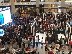 Antrean Pembeli Huawei Mate 20 Mengular Panjang