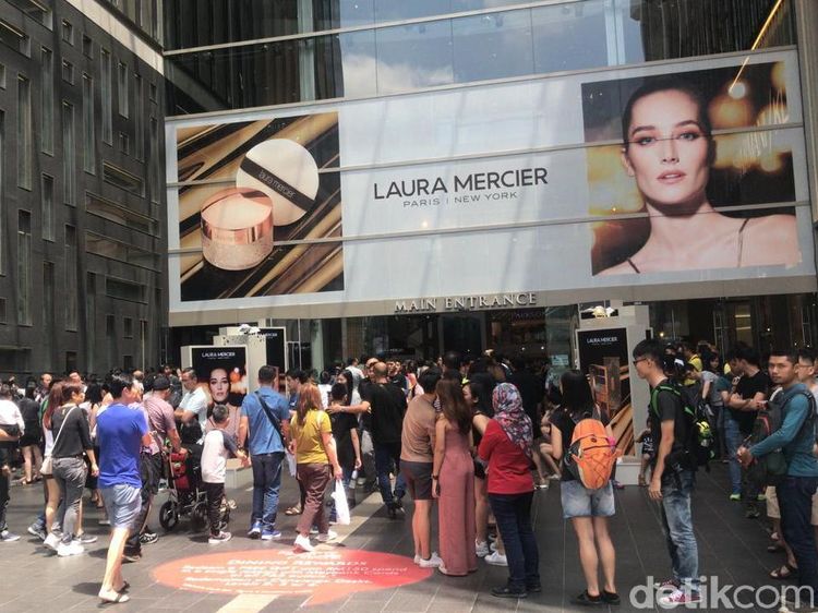 Penampakan Antrean Panjang Pembeli Huawei Mate 20