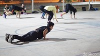 Dilanjutkan dengan burpee frogs alias push up sembari melompat. Di sinilah ototmu sedang dilatih. Dijamin pedes paha dan betisnya! Foto: Annissa Widya Davita/detikHealth