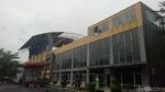 Foto: Plafon LRT Ambrol-Venue Jakabaring Rusak Diterjang Angin