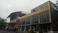 Angin kencang juga mengakibatkan beberapa bagian dari venue Jakabaring Sport City rusak. Tiang listrik roboh dan menimpa toilet venue atletik. Ada juga bangunan tepat di venue dayung hancur.