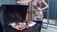 Begini nih gayanya saat membuat daging hingga sosis panggang. Porsinya yang melimbah kelihatan enak dan bikin ngiler, ya.  Foto: Instagram @_clararosa