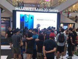 Penampakan Antrean Panjang Pembeli Huawei Mate 20
