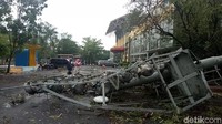 Puluhan pohon akasia dan sejenis yang ada di kompleks JSC juga tumbang diterjang angin. Banner dan spanduk ikut beterbangan membuat kawasan itu berantakan.  