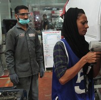 Keahlian Uzma pun sering mendapat decak kagum dari sesama pekerja dan pelanggan. Aku dulu terkejut melihat seorang wanita muda mengangkat ban cadangan yang berat dan menaruhnya kembali pada kendaraan setelah diperbaiki, kata seorang pelanggan bernama Arshad Ahmad. Apapun tugas yang kami berikan dia melakukannya seperti seorang pria dengan kerja keras dan dedikasi, ungkap sesm pekerja M. Attaullah. Foto: AFP