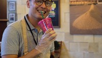 Coba tebak, Addry ini hanya gaya atau beneran minun kopi dari gelasnya? Senyumnya bikin netizen gagal fokus deh.  Foto: Instagram @addrydanu