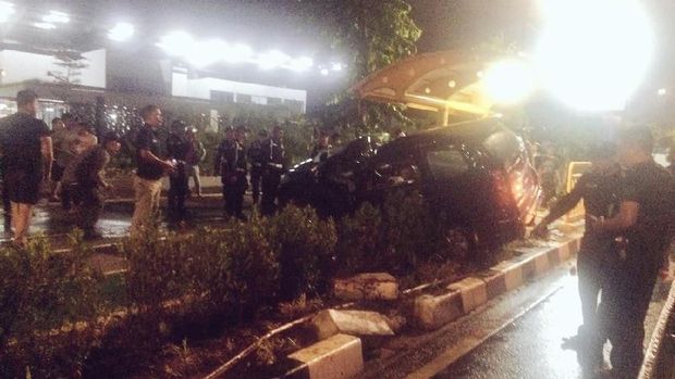 Kecelakaan di Kawasan Senayan, Mobil Rusak Parah