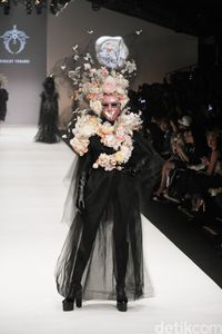 'Wajah' Spektakuler Rinaldy A. Yunardi Tutup Jakarta Fashion Week 2019