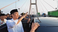 Jokowi menambahkan, memang selama ini Jalan Tol Suramadu memberikan pendapatan bagi negara, namun tidak signifikan. Pendapatan yang masuk tidak sebanding dengan pertumbuhan ekonomi, katanya. Foto: Agus Suparto/Biro Pers Istana Kepresidenan