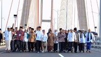 Jokowi menjelaskan alasan dia membebaskan biaya tol Jembatan Suramadu tersebut. Bermula dari adanya masukan dari para tokoh masyarakat dan agama serta Ikatan Keluarga Madura (Ikama) di tahun 2015 yang ingin agar biaya untuk sepeda motor dibebaskan. Foto: Agus Suparto/Biro Pers Istana Kepresidenan