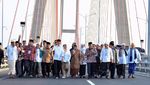 Di Atas Truk, Jokowi Gratiskan Jembatan Suramadu