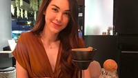 Hayoo! Jangan salah fokus sama senyum manis Matt ya. Kali ini ia ada di kafe kopi dan teh. Minuman yang akan dinikmatinya kelihatan unik ya? Foto: Instagram @mattperanee