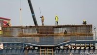 Tampak sejumlah pekerja mengebut progres pembangunan Tol Becakayu Seksi II-A  di Jakasampurna, Bekasi, Jawa Barat, Sabtu (27/10/2018).