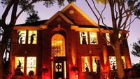 Menjelang penghujung bulan Oktober sejumlah orang mulai sibuk mempersiapkan untuk merayakan Halloween. Salah satunya rumah ini yang dihias seperti sebuah rumah angker yang berhantu. Istimewa/Boredpanda.