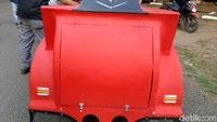 Untuk membuat mobil ini, mahasiswa mengunakan kontruksi besi sementara untuk bodinya mengunakan fiber dilapisi dengan dempul dan dicat dengan warna merah, sementara mesinya mengunakan mesin pabrikan dengan memodifikasi dengan tenaga besar dengan bahan bakar seminim munkin.