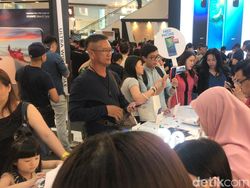 Penampakan Antrean Panjang Pembeli Huawei Mate 20