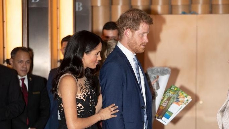 Meghan Markle berdiri di belakang Pangeran Harry (Foto: Paul Edwards - Pool/Getty Images) Meghan Markle berdiri di belakang Pangeran Harry (Foto: Paul Edwards - Pool/Getty Images)