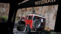 Mobil melaju dengan gagah di kawasan Gunung Bromo. Foto: Dikhy Sasra