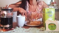 Nah, selain suka roti panggamg, ternyata dia juga penikmat kopi. Kopi yang diseduh dengan teknik manual jadi minuman paginya kala itu. Foto: Instagram @_clararosa