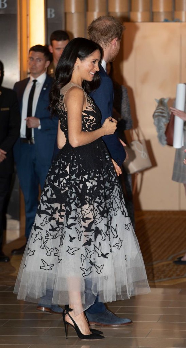 Untuk momen istimewa ini, Meghan Markle mengandalkan gaun dari koleksi Prefall 2018 Oscar de la Renta. Foto: Paul Edwards - Pool/Getty Images