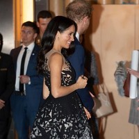 Untuk momen istimewa ini, Meghan Markle mengandalkan gaun dari koleksi Prefall 2018 Oscar de la Renta. Foto: Paul Edwards - Pool/Getty Images